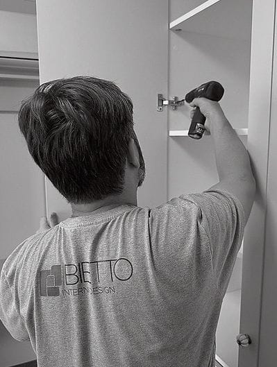 Equipe Bietto instalando marcenaria sob medida